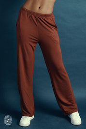 מכנס מתרחב, בשילוב גומי בחגורה ושרוך פנימי, כיסים צדדים, בגוון אדמה