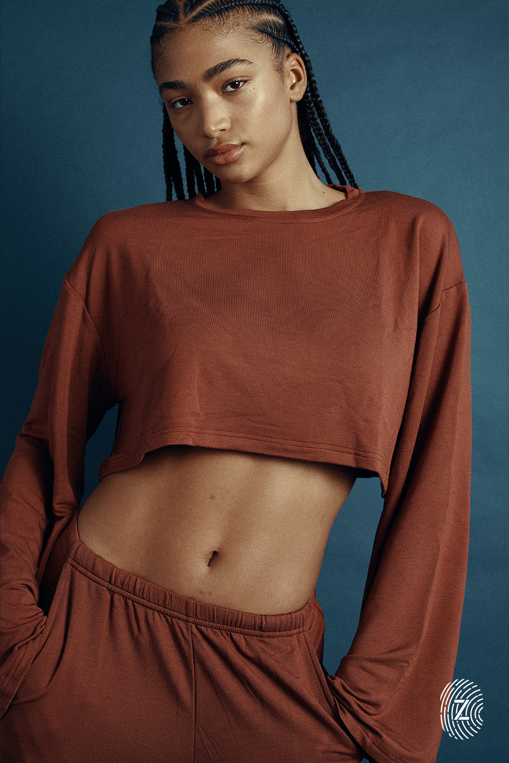 חולצת קרופ, שרוולים מתרחבים ארוכים, צווארון עגול, בגוון אדמה