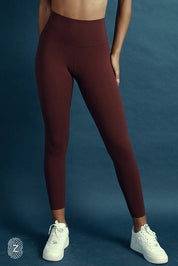 טייץ בגזרה גבוהה, מחטב, סיומת עד הקרסול, אם את בין מידות מומלץ לקחת מידה למעלה בגלל רמת החיטוב, בגוון בורדו