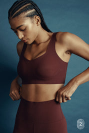 טופ ספורט בטכנוגליית הדבקות, כתפייה עבה, ריפוד נשלף, מומלץ לבעלות חזה גדול, בגוון בורדו
