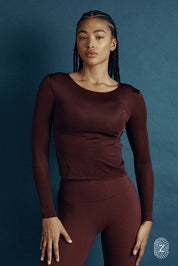 חולצת שרוול ארוך - מבד שאינו אטום, צווארון עגול, החולצה מבד דק ואינה ארוכה מדי באורכה. גוון בורדו