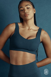 טופ ספורט בטכנוגליית הדבקות, כתפייה עבה, ריפוד נשלף, מומלץ לבעלות חזה גדול, בגוון כחול נייבי/כהה