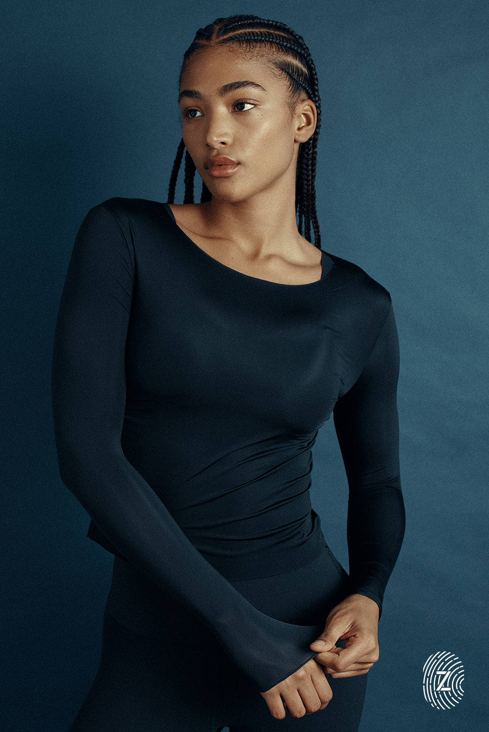 חולצת שרוול ארוך - מבד שאינו אטום, צווארון עגול, החולצה מבד דק ואינה ארוכה מדי באורכה. גוון שחור