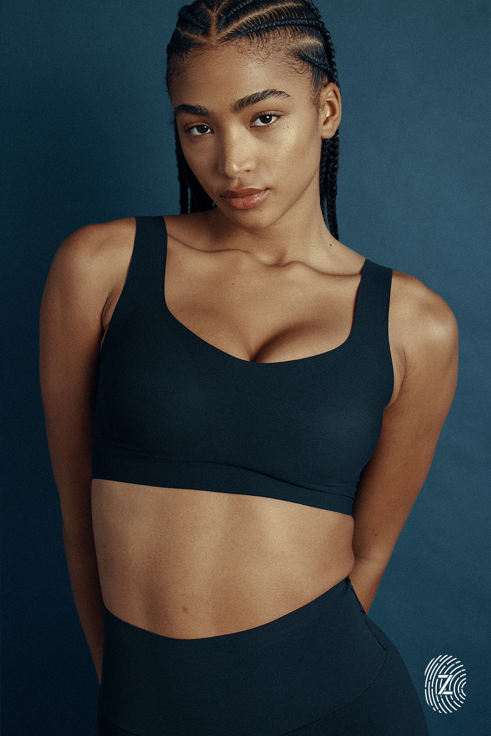 טופ ספורט בטכנוגליית הדבקות, כתפייה עבה, ריפוד נשלף, מומלץ לבעלות חזה גדול, בגוון שחור