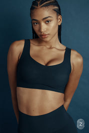 טופ ספורט בטכנוגליית הדבקות, כתפייה עבה, ריפוד נשלף, מומלץ לבעלות חזה גדול, בגוון שחור