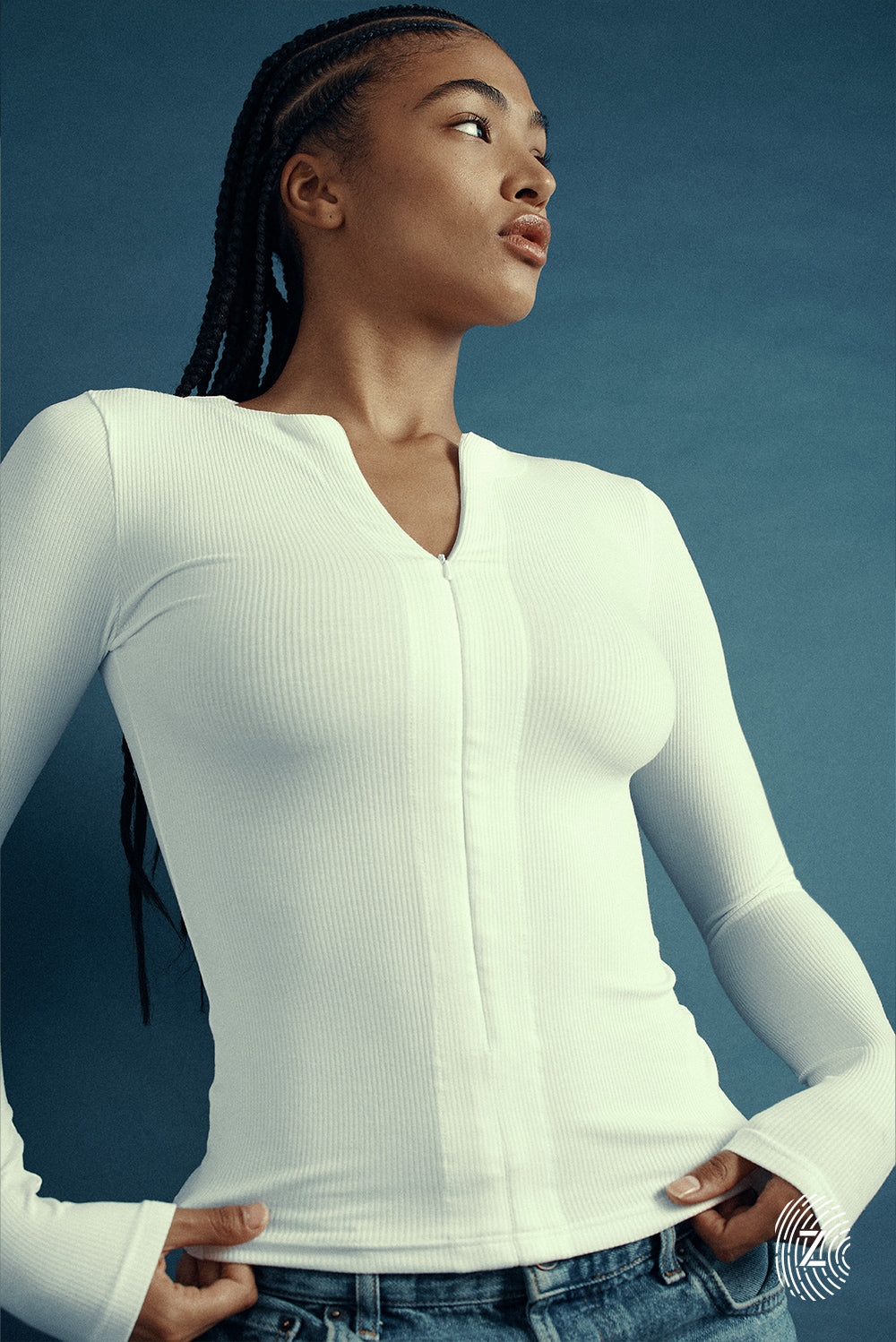 חולצת שרוול ארוך בגוון לבן, פתיחת רוכסן מקדימה (לא עד הסיומת). 