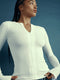 חולצת שרוול ארוך בגוון לבן, פתיחת רוכסן מקדימה (לא עד הסיומת). 