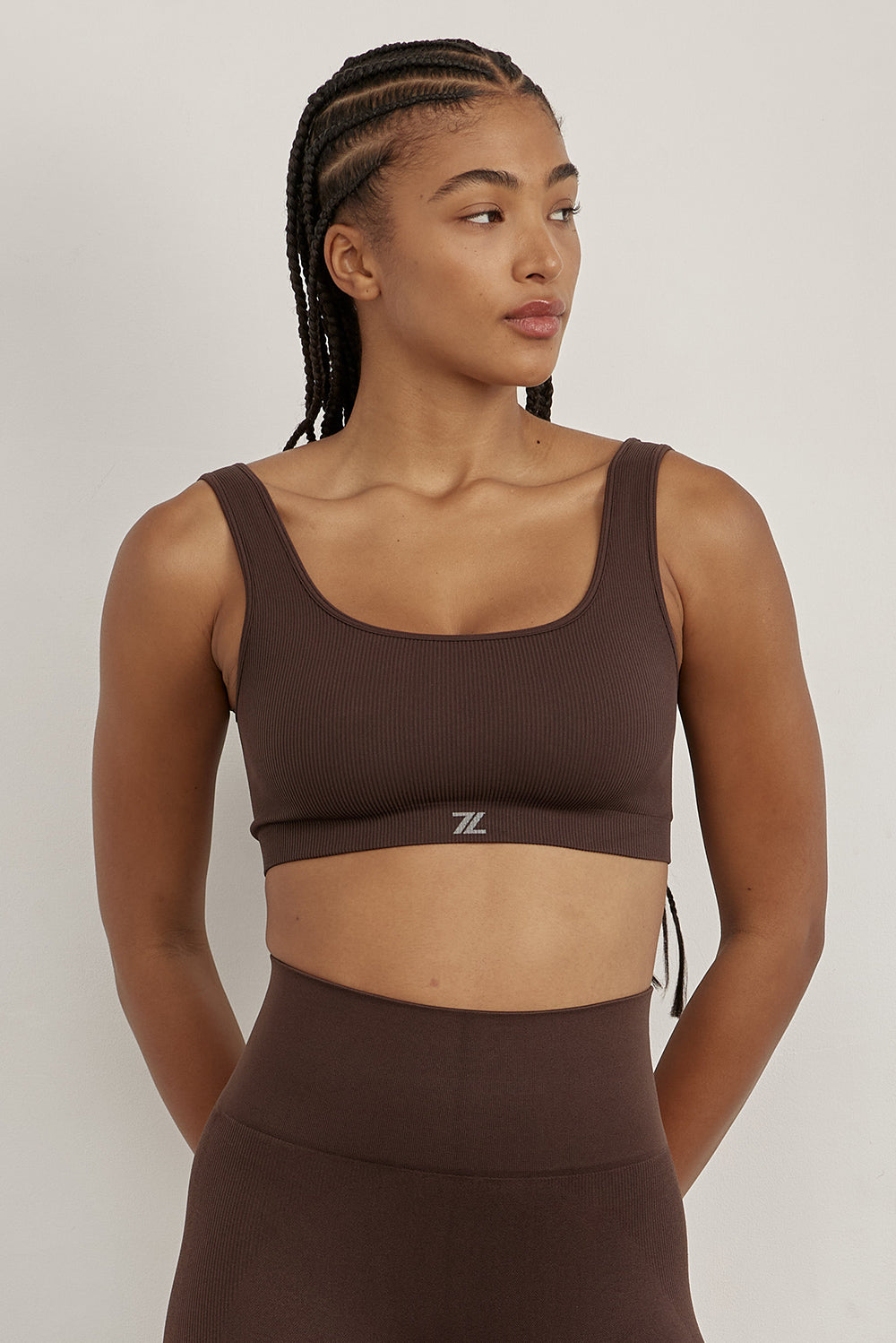 טופ ללא תפר בגזרה קצרה, כתפיות עבות, ללא ריפוד וללא פתח להכנסת ריפוד בגוון חום