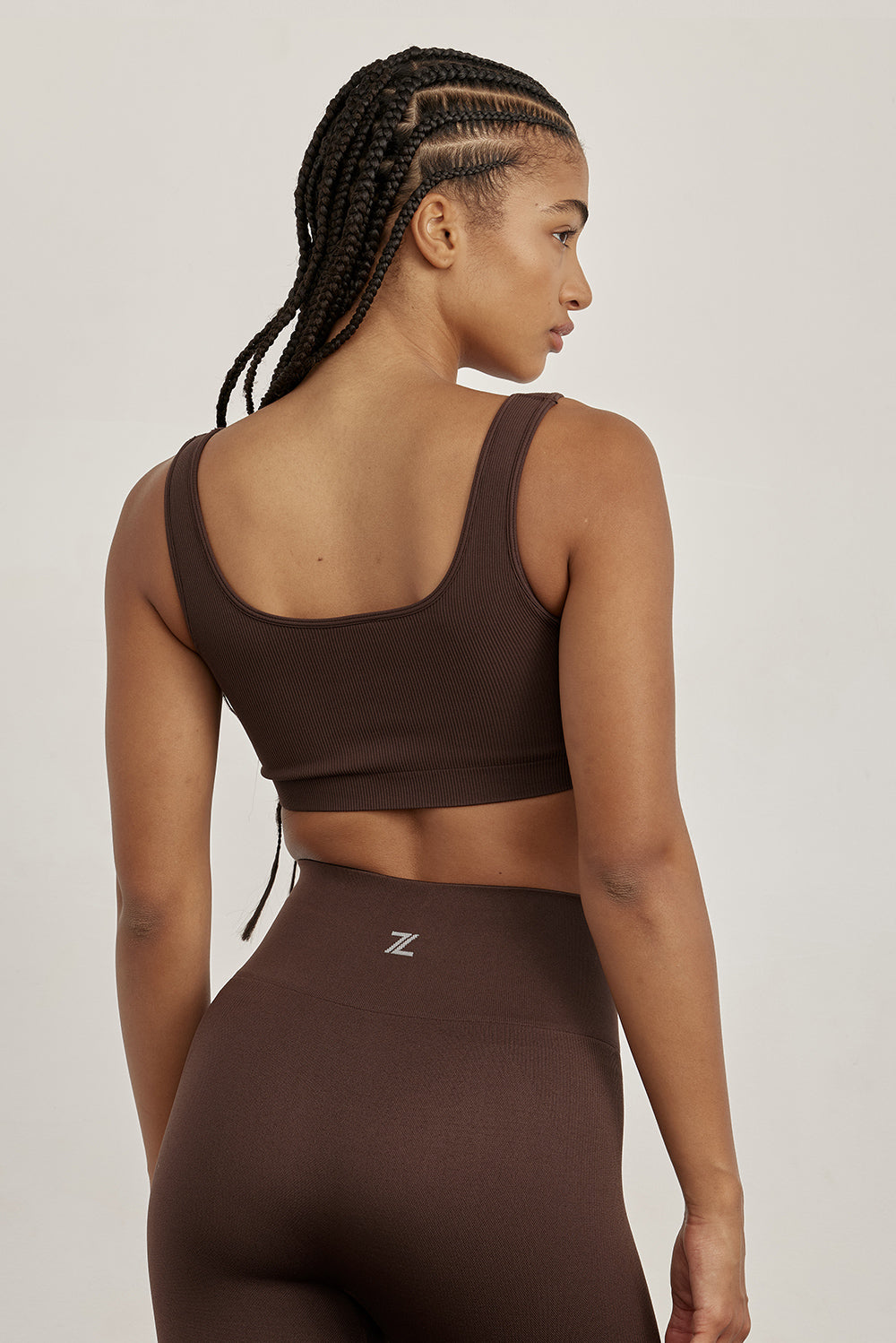 טופ ללא תפר בגזרה קצרה, כתפיות עבות, ללא ריפוד וללא פתח להכנסת ריפוד בגוון חום