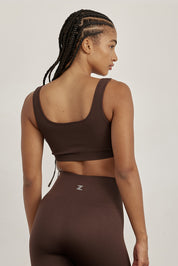 טופ ללא תפר בגזרה קצרה, כתפיות עבות, ללא ריפוד וללא פתח להכנסת ריפוד בגוון חום