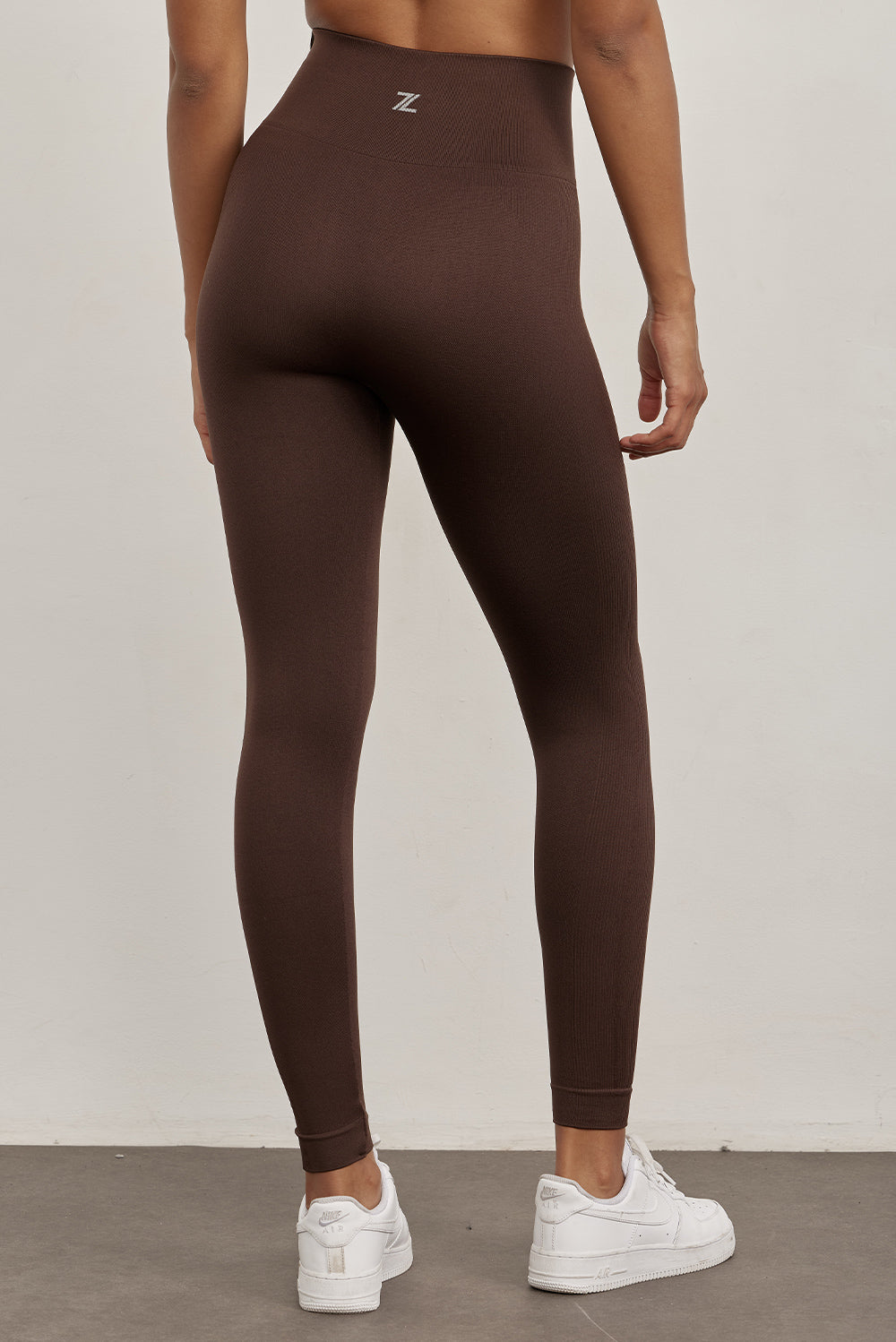 טייץ ארוך מבד seamless ללא תפר בגוון חום עם פסי טקסטורת ריב