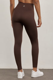 טייץ ארוך מבד seamless ללא תפר בגוון חום עם פסי טקסטורת ריב