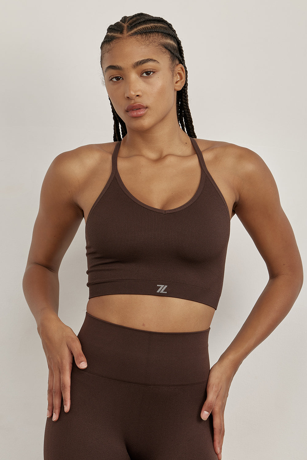 טופ  ארוך מבד ללא תפר, בגזרת V , 
ללא פתח להכנסת ריפוד וללא ריפוד. 
בגוון חום