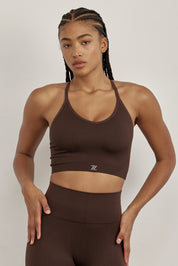 טופ  ארוך מבד ללא תפר, בגזרת V , 
ללא פתח להכנסת ריפוד וללא ריפוד. 
בגוון חום