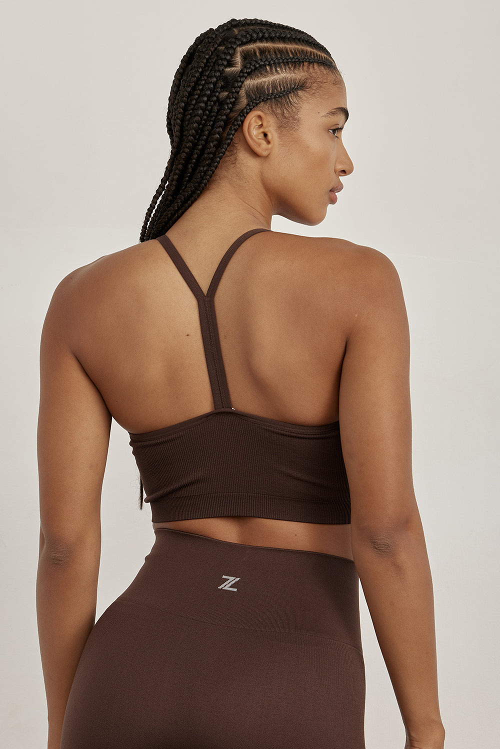 טופ  ארוך מבד ללא תפר, בגזרת V , 
ללא פתח להכנסת ריפוד וללא ריפוד. 
בגוון חום