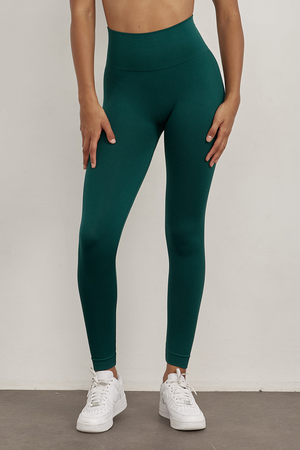 טייץ ארוך מבד seamless ללא תפר בגוון ירוק בקבוק עם פסי טקסטורת ריב