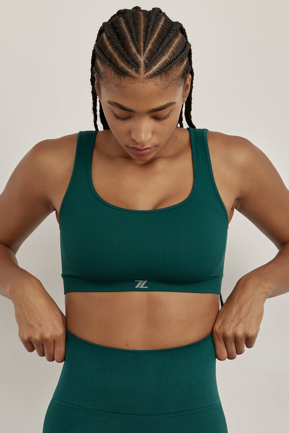 טופ ללא תפר בגזרה קצרה, כתפיות עבות, ללא ריפוד וללא פתח להכנסת ריפוד בגוון ירוק בקבוק