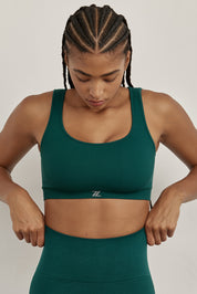 טופ ללא תפר בגזרה קצרה, כתפיות עבות, ללא ריפוד וללא פתח להכנסת ריפוד בגוון ירוק בקבוק