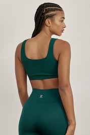 טופ ללא תפר בגזרה קצרה, כתפיות עבות, ללא ריפוד וללא פתח להכנסת ריפוד בגוון ירוק בקבוק