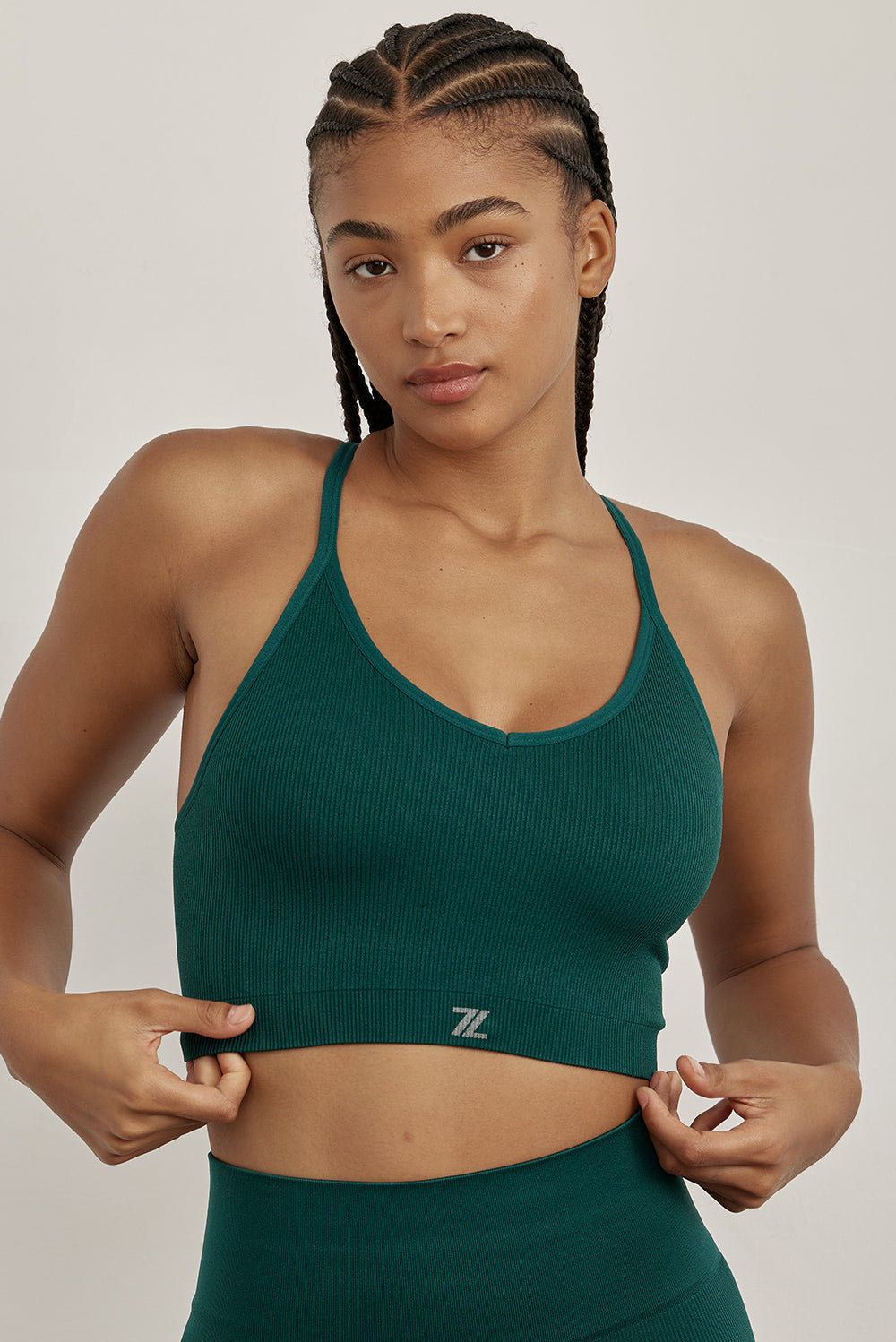 טופ  ארוך מבד ללא תפר, בגזרת V , 
ללא פתח להכנסת ריפוד וללא ריפוד. 
בגוון ירוק בקבוק