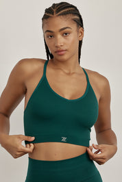 טופ  ארוך מבד ללא תפר, בגזרת V , 
ללא פתח להכנסת ריפוד וללא ריפוד. 
בגוון ירוק בקבוק