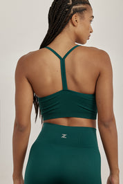 טופ  ארוך מבד ללא תפר, בגזרת V , 
ללא פתח להכנסת ריפוד וללא ריפוד. 
בגוון ירוק בקבוק