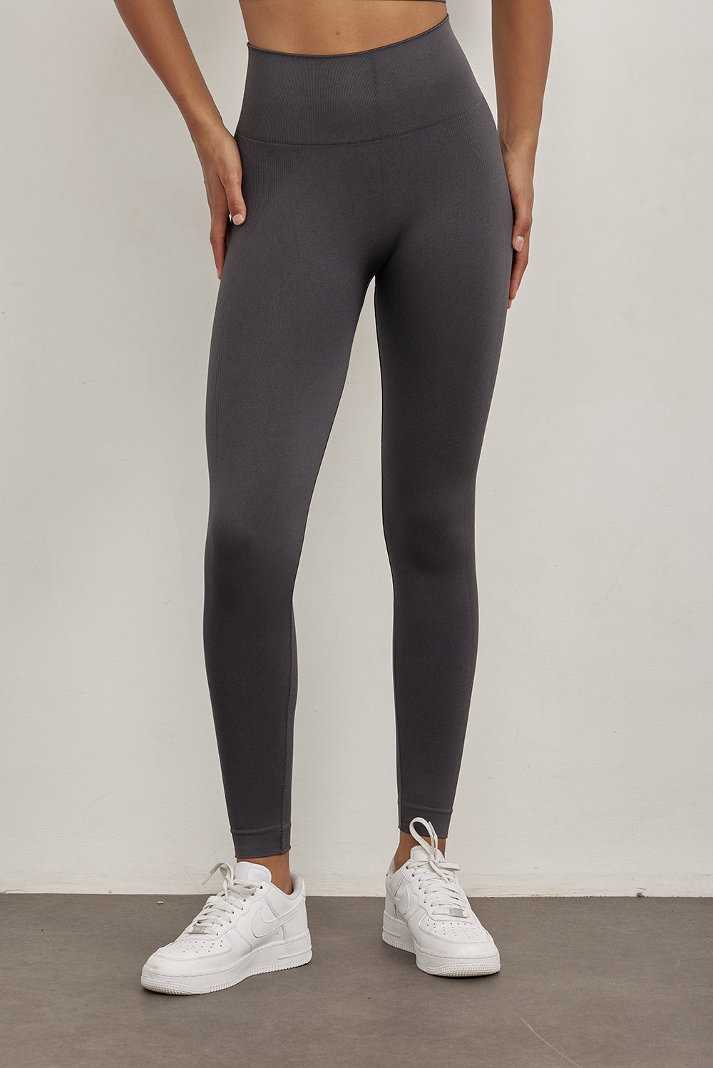 טייץ ארוך מבד seamless ללא תפר בגוון אפור עם פסי טקסטורת ריב