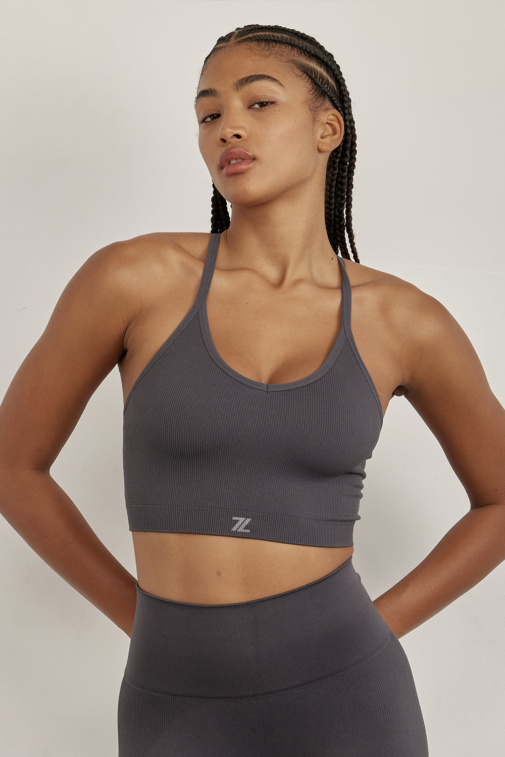 טופ  ארוך מבד ללא תפר, בגזרת V , 
ללא פתח להכנסת ריפוד וללא ריפוד. 
בגוון אפור