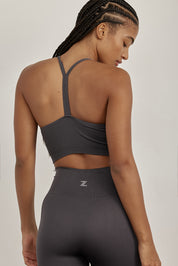 טופ  ארוך מבד ללא תפר, בגזרת V , 
ללא פתח להכנסת ריפוד וללא ריפוד. 
בגוון אפור