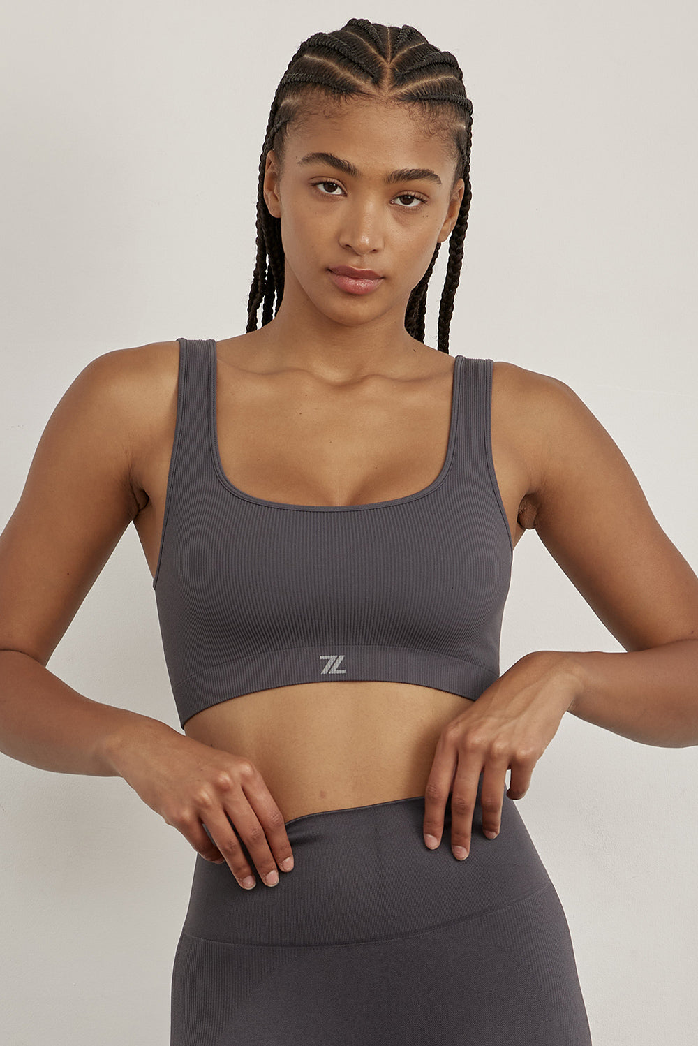 טופ ללא תפר בגזרה קצרה, כתפיות עבות, ללא ריפוד וללא פתח להכנסת ריפוד בגוון אפור