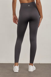 טייץ ארוך מבד seamless ללא תפר בגוון אפור עם פסי טקסטורת ריב