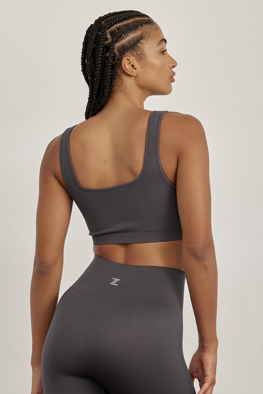 טופ ללא תפר בגזרה קצרה, כתפיות עבות, ללא ריפוד וללא פתח להכנסת ריפוד בגוון אפור