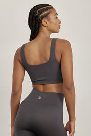 טופ ללא תפר בגזרה קצרה, כתפיות עבות, ללא ריפוד וללא פתח להכנסת ריפוד בגוון אפור