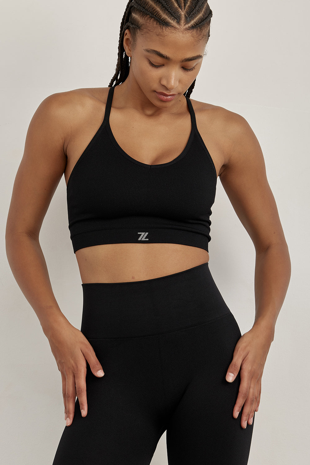 טופ  ארוך מבד ללא תפר, בגזרת V , 
ללא פתח להכנסת ריפוד וללא ריפוד. 
בגוון שחור