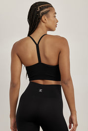 טופ  ארוך מבד ללא תפר, בגזרת V , 
ללא פתח להכנסת ריפוד וללא ריפוד. 
בגוון שחור