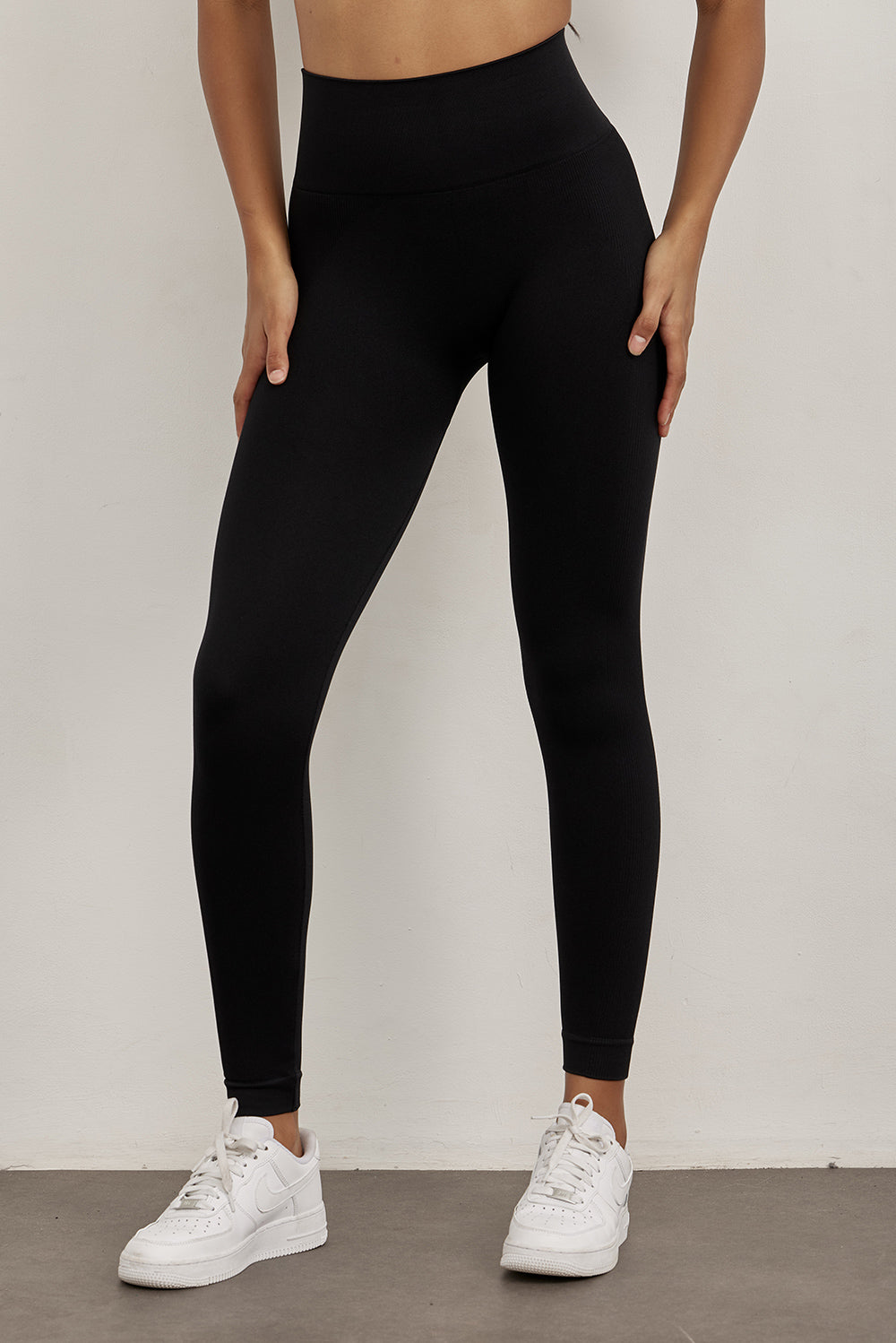 טייץ ארוך מבד seamless ללא תפר בגוון שחור עם פסי טקסטורת ריב