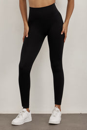 טייץ ארוך מבד seamless ללא תפר בגוון שחור עם פסי טקסטורת ריב