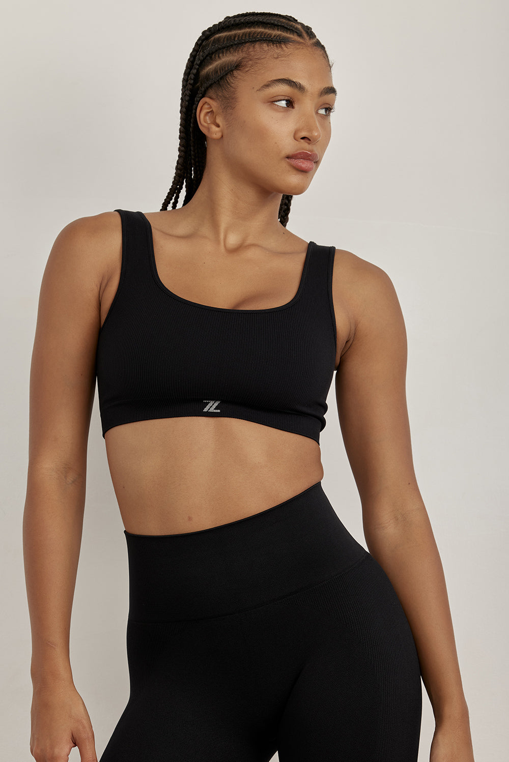 טופ ללא תפר בגזרה קצרה, כתפיות עבות, ללא ריפוד וללא פתח להכנסת ריפוד בגוון שחור