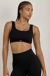 טופ ללא תפר בגזרה קצרה, כתפיות עבות, ללא ריפוד וללא פתח להכנסת ריפוד בגוון שחור