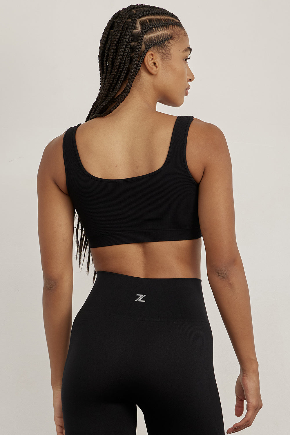 טופ ללא תפר בגזרה קצרה, כתפיות עבות, ללא ריפוד וללא פתח להכנסת ריפוד בגוון שחור