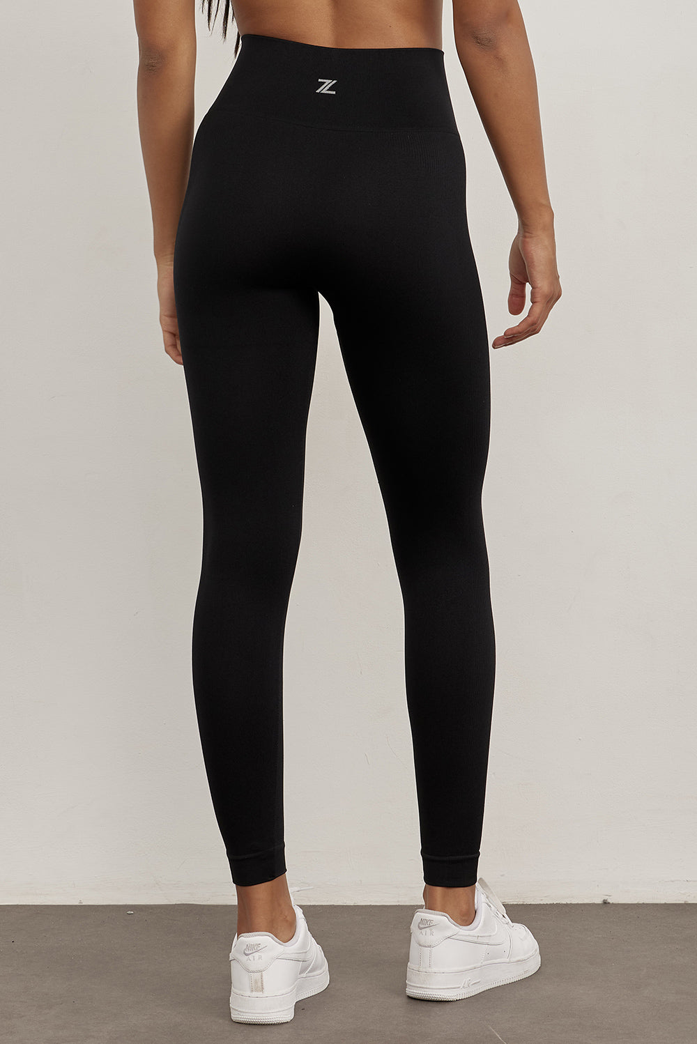 טייץ ארוך מבד seamless ללא תפר בגוון שחור עם פסי טקסטורת ריב