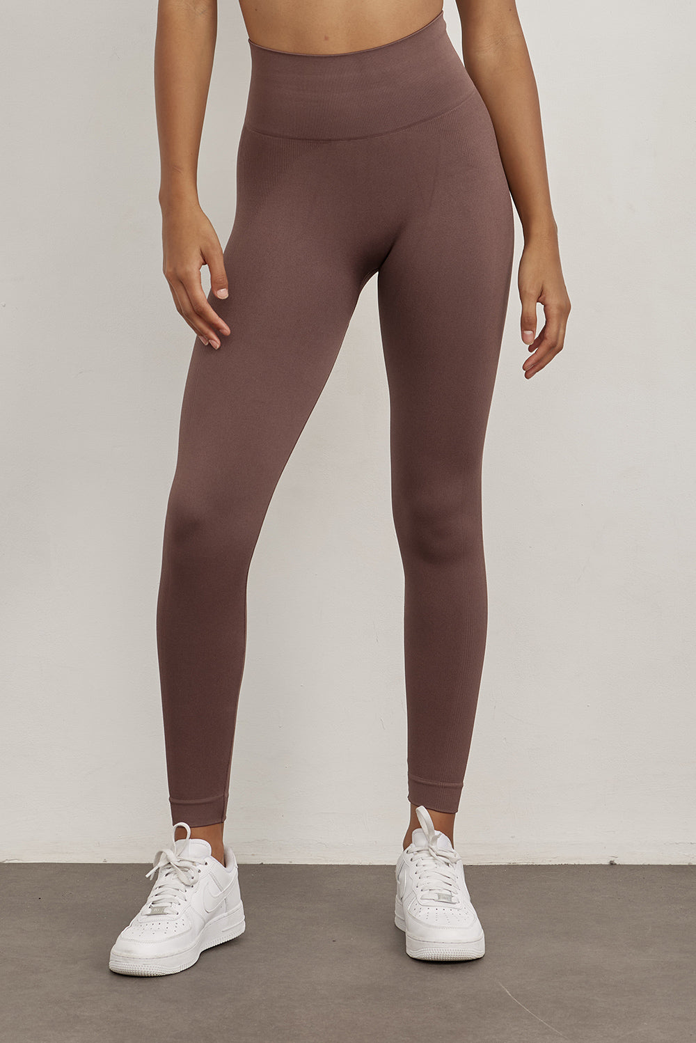 טייץ סקיני ארוך ללא תפר.גזרה גבוהה מאוד.בד מחטב. עיצוב פסי ריב לצדי הטייץ.גוון PEPPER (סקאלה בין חום לאפור).לתשומת לבך: בעקבות הבדלים בין הבדים של הטופ והטייץ ייתכנו שינויים קלים בגוון.