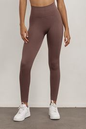 טייץ סקיני ארוך ללא תפר.גזרה גבוהה מאוד.בד מחטב. עיצוב פסי ריב לצדי הטייץ.גוון PEPPER (סקאלה בין חום לאפור).לתשומת לבך: בעקבות הבדלים בין הבדים של הטופ והטייץ ייתכנו שינויים קלים בגוון.