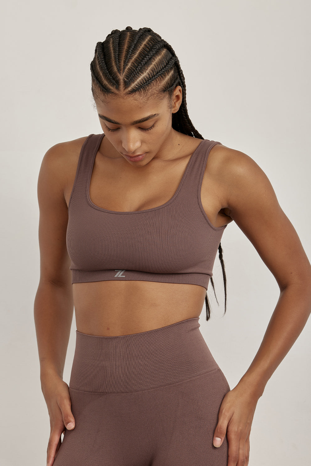 טופ מפסי ריב עדינים, ללא תפר.צווארון מרובע (בחלק הקדמי והאחורי).בד רך ומקצועי, הטופ ללא ריפוד וללא פתח להכנסת ריפוד.גוון PEPPER - סקאלה בין חום לאפור.לתשומת לבך: בעקבות הבדלים בין הבדים של הטופ והטייץ ייתכנו שינויים קלים בגוון.