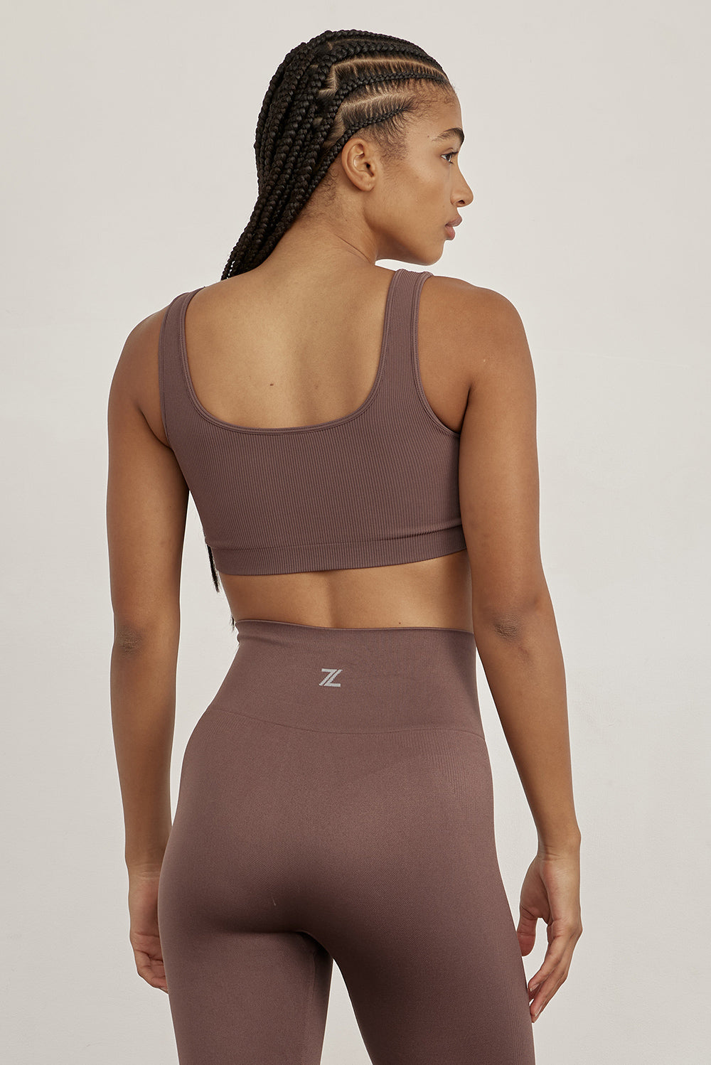 טופ מפסי ריב עדינים, ללא תפר.צווארון מרובע (בחלק הקדמי והאחורי).בד רך ומקצועי, הטופ ללא ריפוד וללא פתח להכנסת ריפוד.גוון PEPPER - סקאלה בין חום לאפור.לתשומת לבך: בעקבות הבדלים בין הבדים של הטופ והטייץ ייתכנו שינויים קלים בגוון.