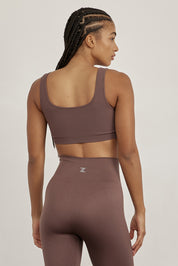 טופ מפסי ריב עדינים, ללא תפר.צווארון מרובע (בחלק הקדמי והאחורי).בד רך ומקצועי, הטופ ללא ריפוד וללא פתח להכנסת ריפוד.גוון PEPPER - סקאלה בין חום לאפור.לתשומת לבך: בעקבות הבדלים בין הבדים של הטופ והטייץ ייתכנו שינויים קלים בגוון.