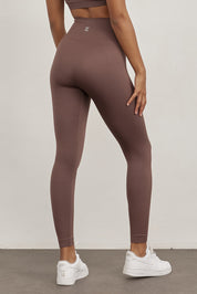 טייץ סקיני ארוך ללא תפר.גזרה גבוהה מאוד.בד מחטב. עיצוב פסי ריב לצדי הטייץ.גוון PEPPER (סקאלה בין חום לאפור).לתשומת לבך: בעקבות הבדלים בין הבדים של הטופ והטייץ ייתכנו שינויים קלים בגוון.