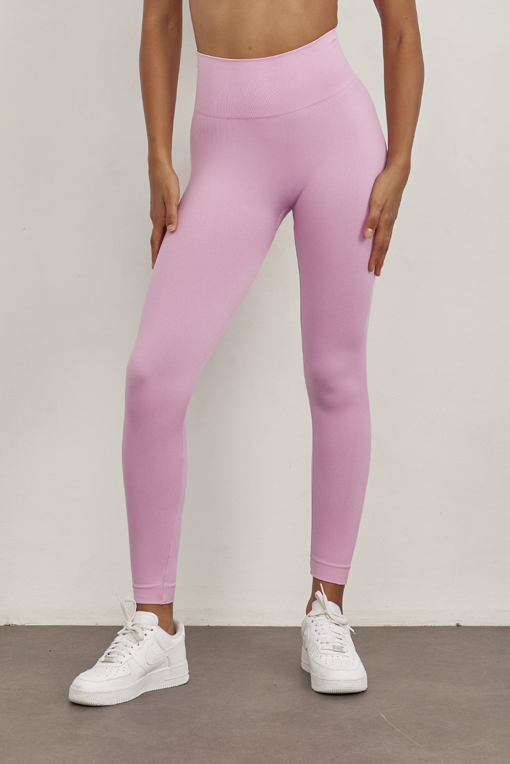 טייץ סקיני ארוך ללא תפר.גזרה גבוהה מאוד.בד מחטב. עיצוב פסי ריב לצדי הטייץ.גוון ורוד בהיר.בגוון זה מומלץ ללבוש תחתון ללא תפר, גוון בהיר ולכן עם פחות אטימות.לתשומת לבך: בעקבות הבדלים בין הבדים של הטופ והטייץ ייתכנו שינויים קלים בגוון.