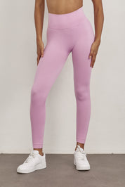 טייץ סקיני ארוך ללא תפר.גזרה גבוהה מאוד.בד מחטב. עיצוב פסי ריב לצדי הטייץ.גוון ורוד בהיר.בגוון זה מומלץ ללבוש תחתון ללא תפר, גוון בהיר ולכן עם פחות אטימות.לתשומת לבך: בעקבות הבדלים בין הבדים של הטופ והטייץ ייתכנו שינויים קלים בגוון.