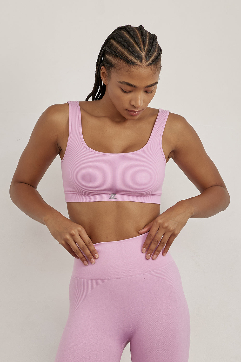 טופ מפסי ריב עדינים, ללא תפר.צווארון מרובע (בחלק הקדמי והאחורי).בד רך ומקצועי, הטופ ללא ריפוד וללא פתח להכנסת ריפוד.גוון ורוד.לתשומת לבך: בעקבות הבדלים בין הבדים של הטופ והטייץ ייתכנו שינויים קלים בגוון.